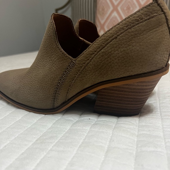 Lucky Brand Womens 8 Vennia Tan Leather Ankle Booties Slip On Block Heels Boho - Picture 4 of 5